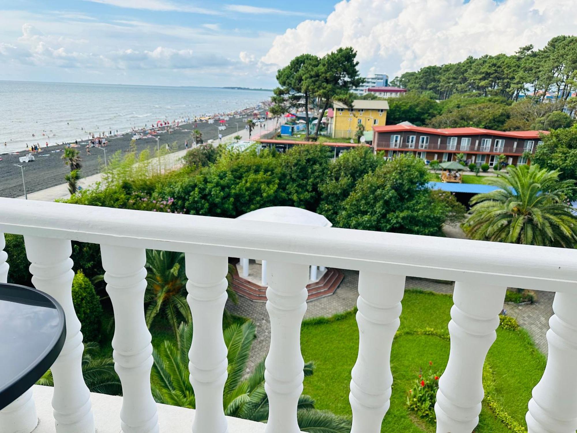 Claude Monet Beach Hotel Ureki Buitenkant foto
