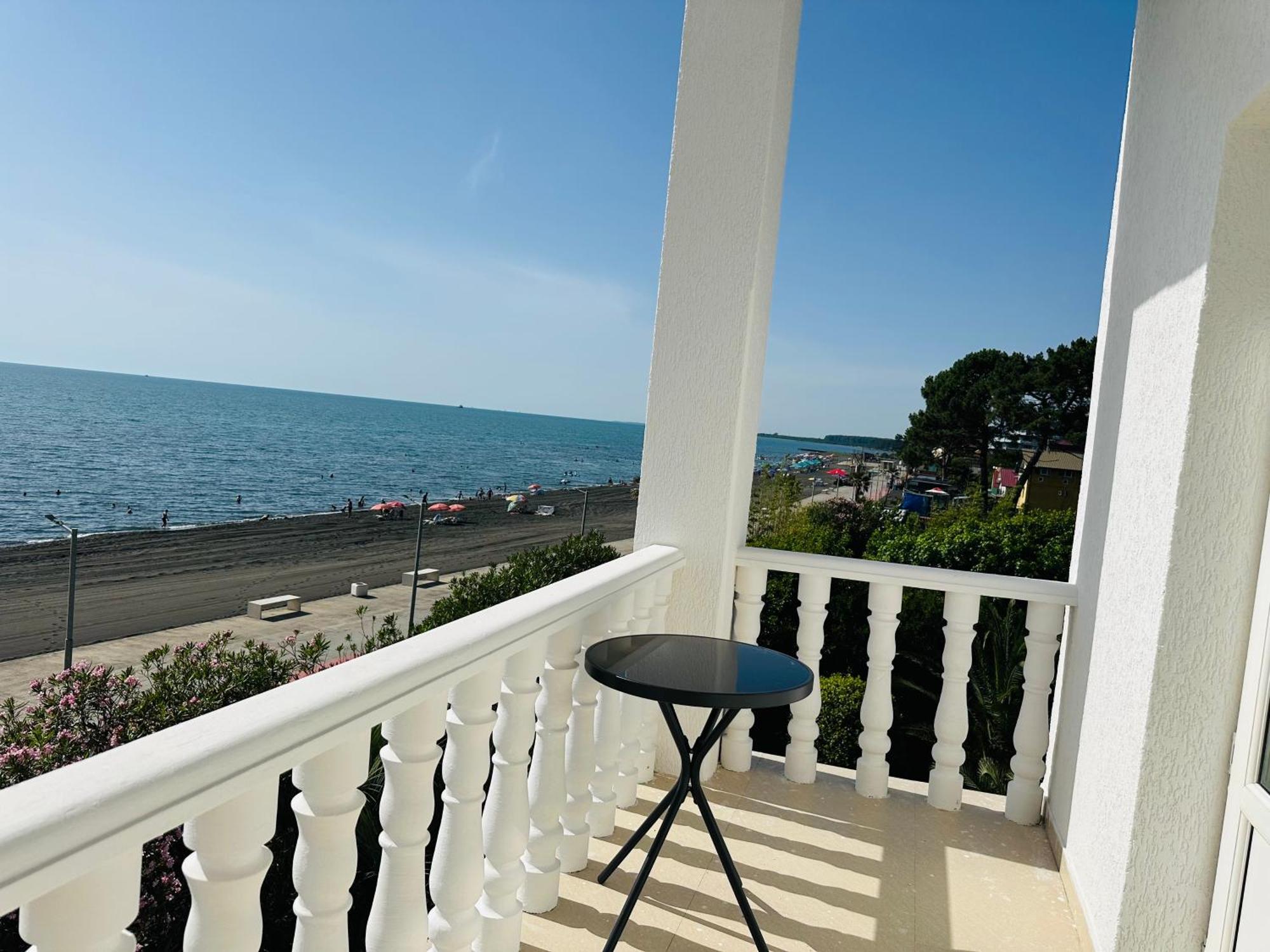 Claude Monet Beach Hotel Ureki Buitenkant foto