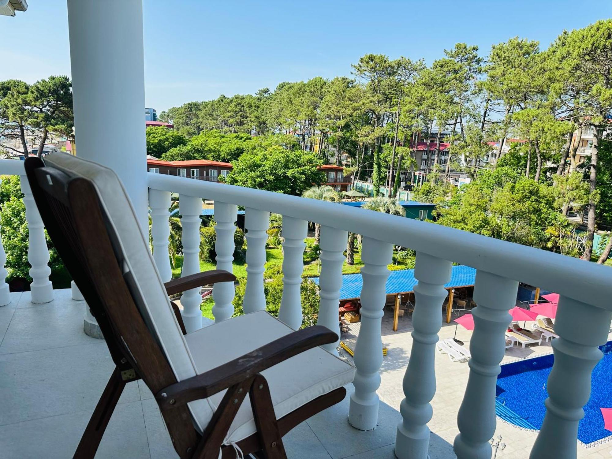 Claude Monet Beach Hotel Ureki Buitenkant foto